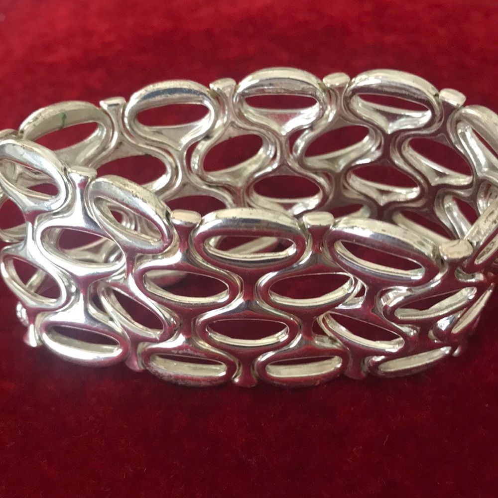 Silver like stretch band ovals.